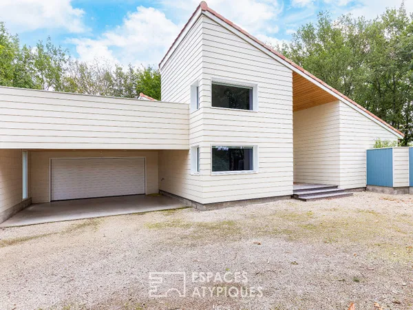 Maison d'architecte avec piscine et terrain boisé