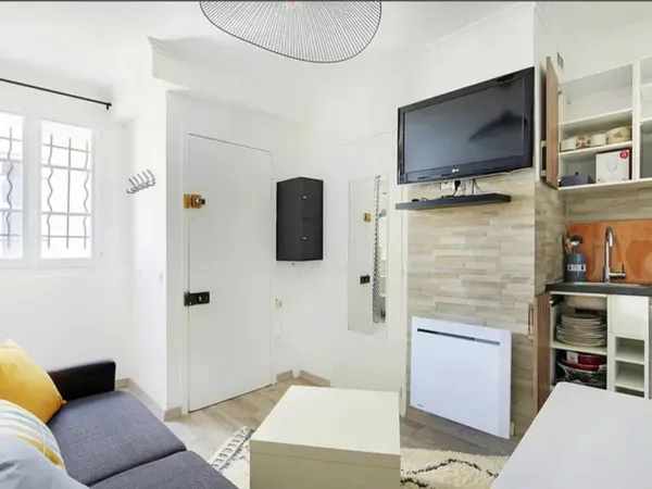 Loue studio meublé Place de Clichy