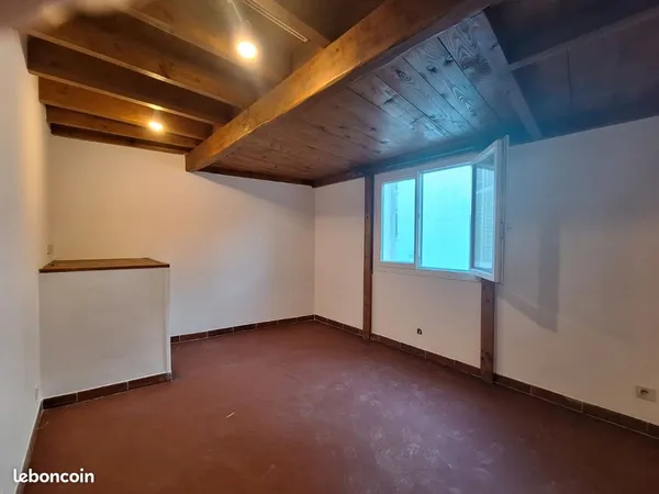 Maison de ville avec du caractere, rénovée et qa terrasse de 27m2