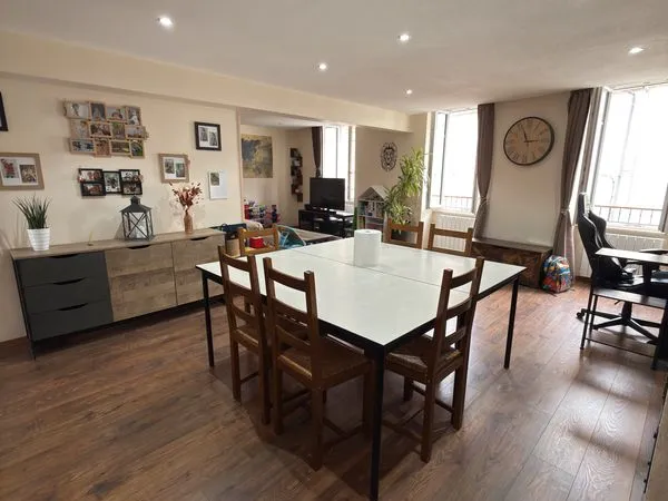 Appartement F3 rénové de 85 m² - Centre-ville de Lons-le-Saunier