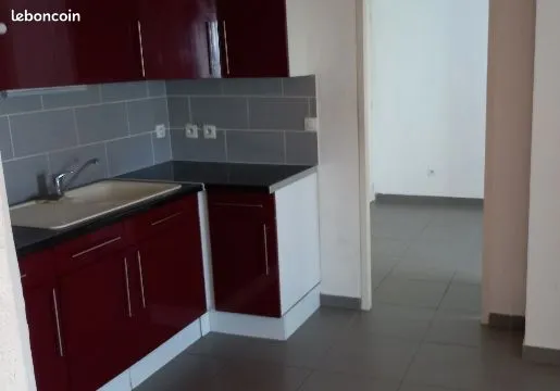 Loue coquet appartement T2, nu 2 pièces, avec climatisation, situé à 3 minutes à pied de la gare et 