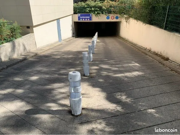 Parking à louer courbevoie place charras