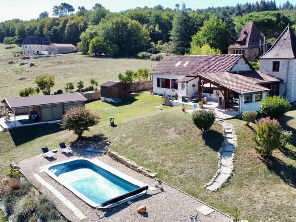Maison rénovée avec tour, piscine et 5 400 m² de terrain - Le Buisson-de-Cadouin