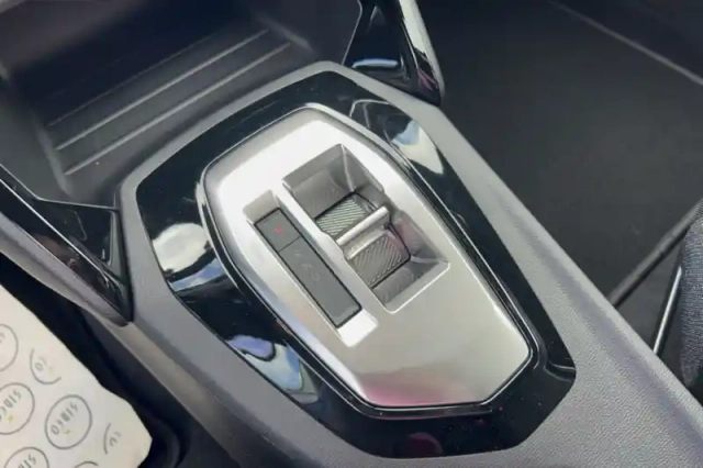 Peugeot 2008 hybrid 110 e-dcs6 — photo 33
