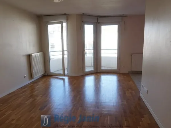 F3-BALCON - 17 RUE DU PRESBYTERE-LYON 8