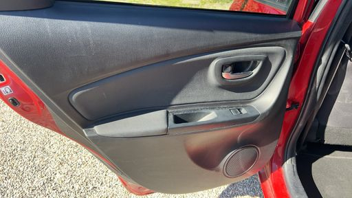 Toyota Yaris 1.3 VVT-i 99 - Collection – 2016 – 101396 km – Essence – Boîte Manuelle — photo 6