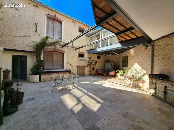 Méreville, Maison atypique avec petit théâtre, cinéma