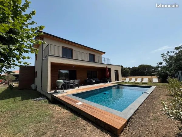 Villa T5 avec piscine à l'année scolaire