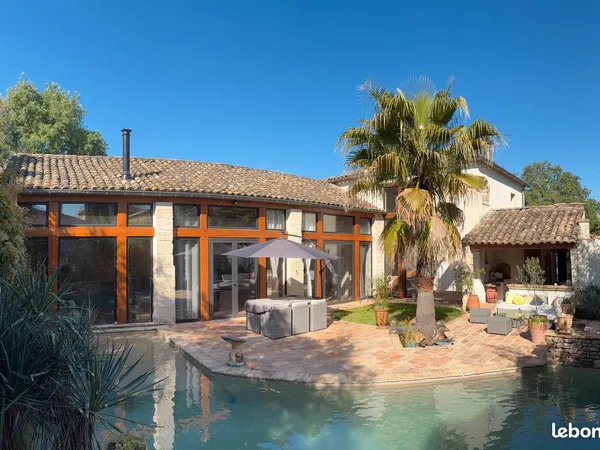 Propriété de charme au coeur du village avec piscine et dépendance