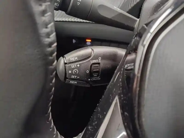 Peugeot 2008 1.2 puretech 130ch s&amp;s allure — photo 15