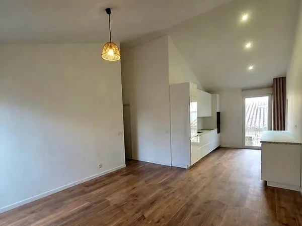 Appartement rénové avec terrasse à Cournonterral