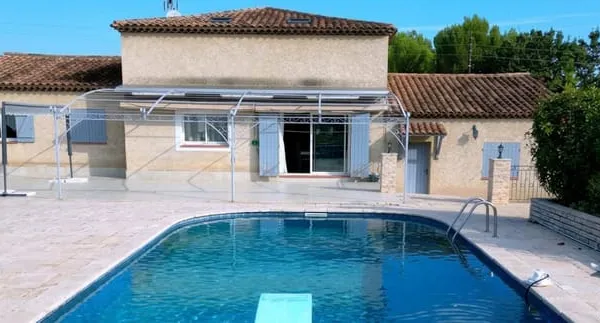 VILLA D'ARCHITECTE DE 235 M² - TERRAIN DE 4 000 M² - PISCINE À DEUX BASSINS - POOL-HOUSE - VUE PANOR