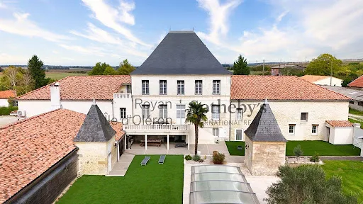 Maison 46 pièces 1974 m²