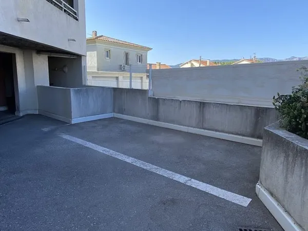 Proche Boulevard Stalingrad - Une place de parking