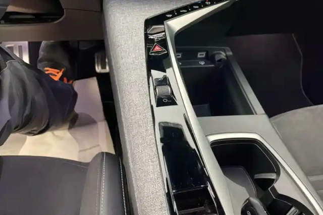Peugeot 3008 hybrid 136 e-dcs6 — photo 17