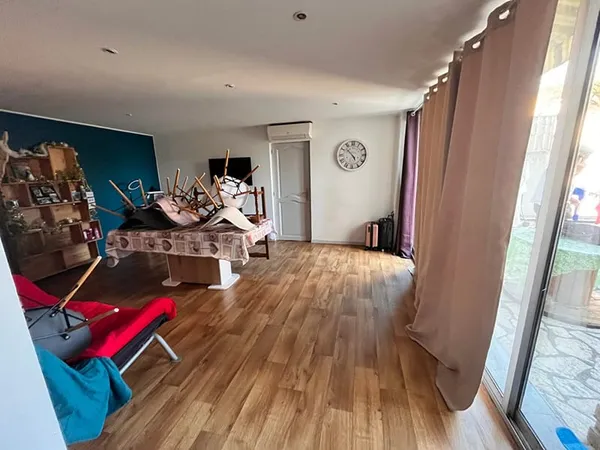 Immeuble en ville 2 appartements avec cours et garages