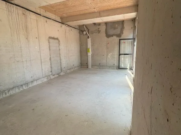 Local commercial neuf avec conduit extraction