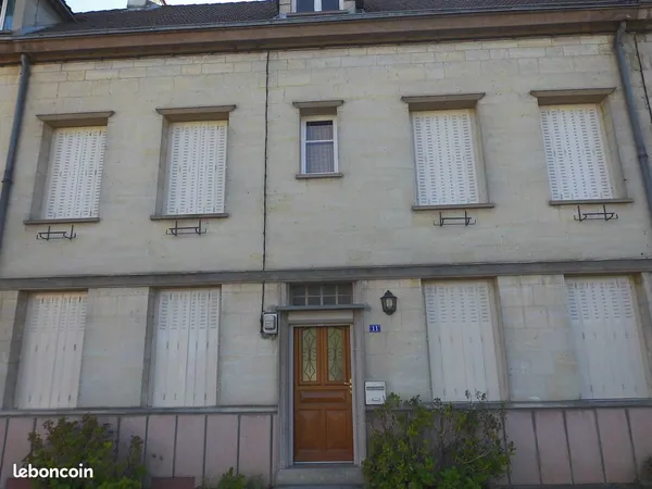 MAISON mitoyenne dans village avec école