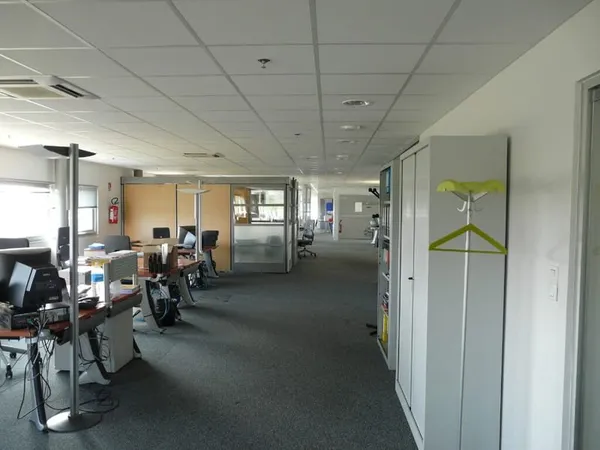 Bureau et espace de travail Location Saint-Cyr-sur-Loire  1768m² 15171€