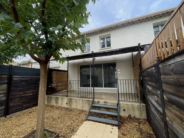CABANNES PROCHE MAIRIE DUPLEX 3 PIECES AVEC JARDIN PRIVATIF ET PARKING