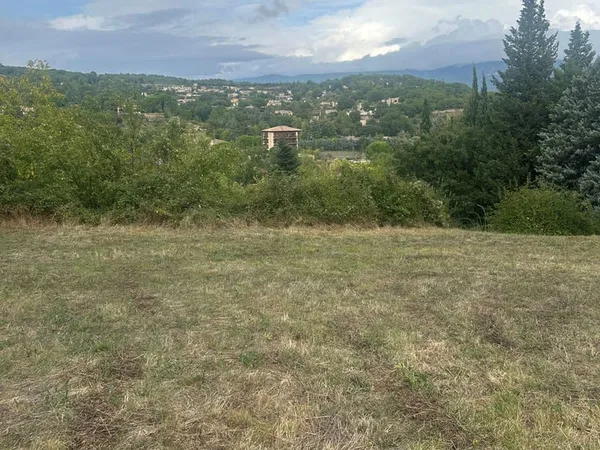 Apt, capitale du Luberon, beau terrain constructible de 3800 m2