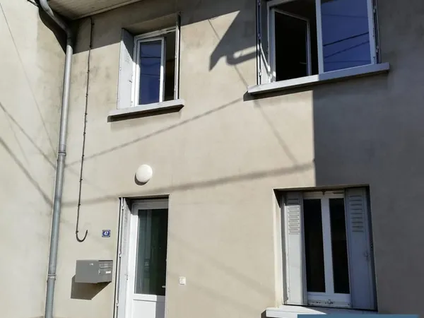 MAISON DE VILLE - 4 PIECES A DEUX PAS DES COMMERCES ET ECOLES