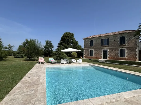 MAISON 5 CHAMBRES DOUBLE GARAGE TERRAIN DE 3169 M2 ET PISCIN