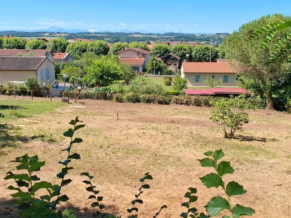 Terrain constructible 1308 m2 au coeur du village de Montesquieu-Volvestre 31 - Rare