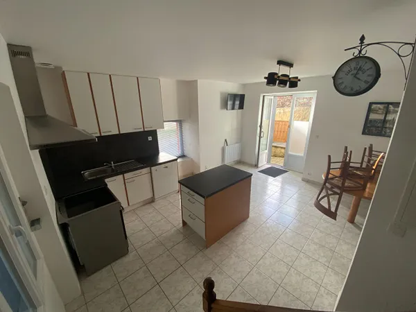 A LOUER - Maison de ville, 3 chambres à CAULNES. (AXE RENNES/ST BRIEUC)