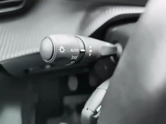 Peugeot 208 puretech 100 s&amp;s bvm6 allure pack — photo 18