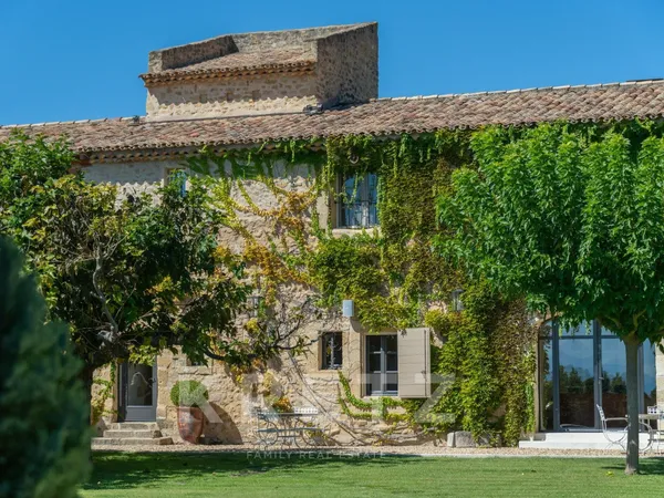 Propriété d'exception proche Lourmarin
