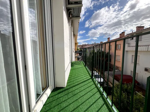 Magnifique appartement T3 de 77 m2 avec garage, situé au second et dernier étage sans ascenseur d'un