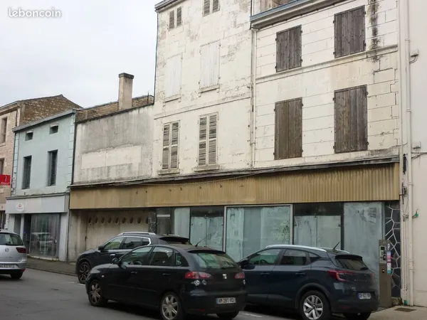 Immeuble composé d'un local commercial, garages et logement en duplex