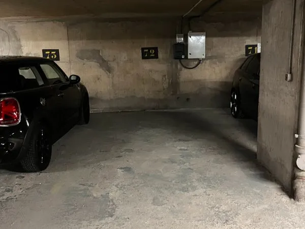 Parking avec borne de recharge privative 17e