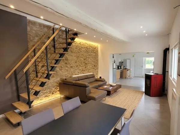 MAISON RÉNOVÉE 120 m² + STUDIO INDÉPENDANT - POSSIBILITÉ TOIT-TERRASSE - PROCHE COMMERCES - 140 000 