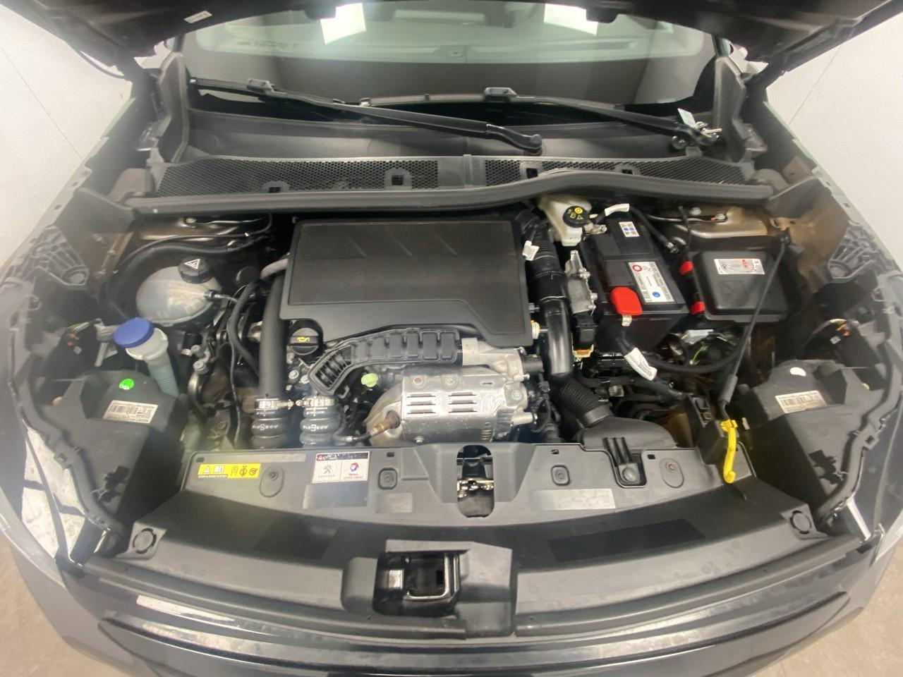 Peugeot 2008 puretech 130 s&s eat8 gt line — photo 14