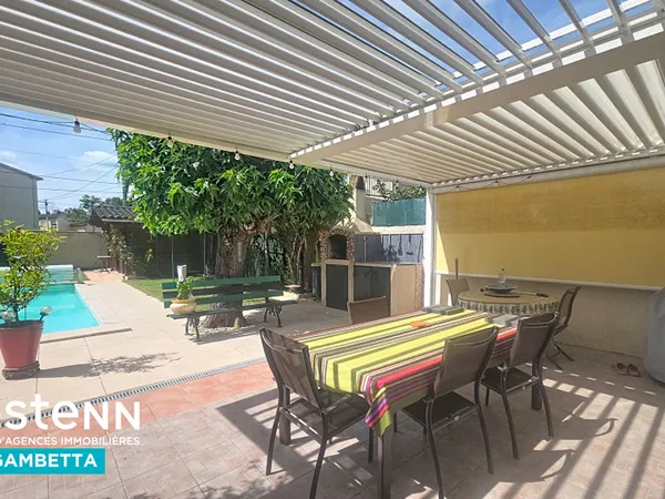 A vendre Maison 5 pièces , 3 chambres , bureau et piscine