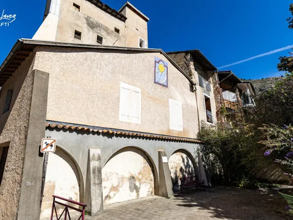 Immeuble en centre-ville avec garage et magasin