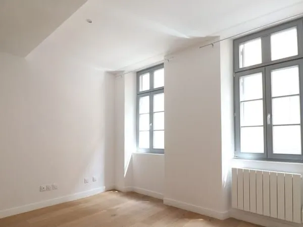 A louer appartement 2 pièces au 1er étage d'une résidence récente avec cave
