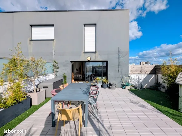Duplex avec terrasse en dernier étage, proche Gare Sud