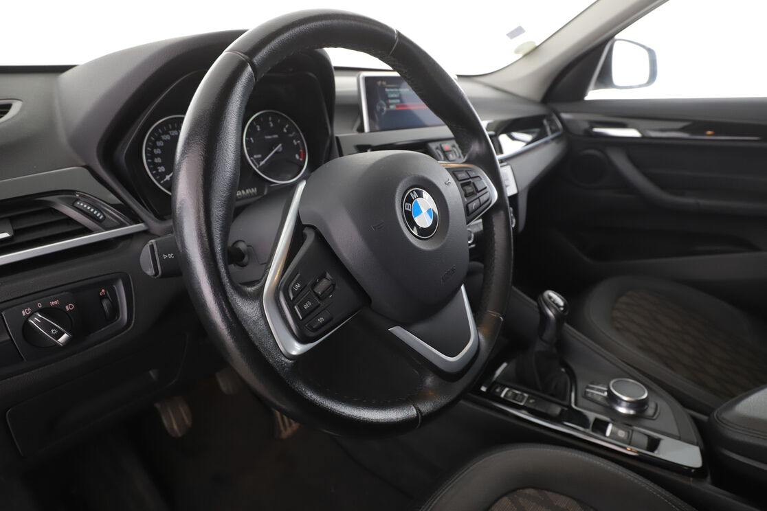BMW X1 sDrive18d xLine — photo 10