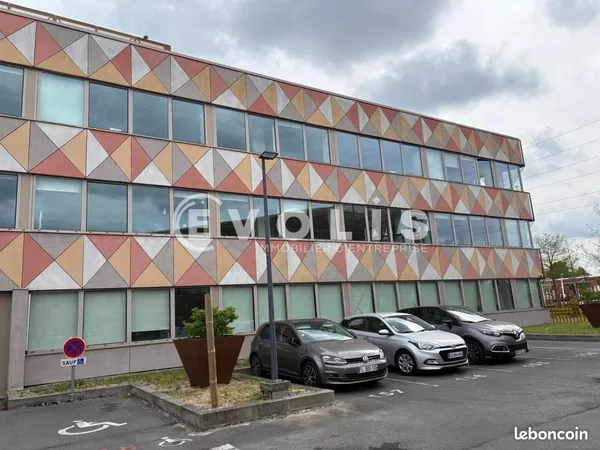 Bureau 730 m²
