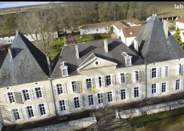 Chateau 75 pièces 2500 m²