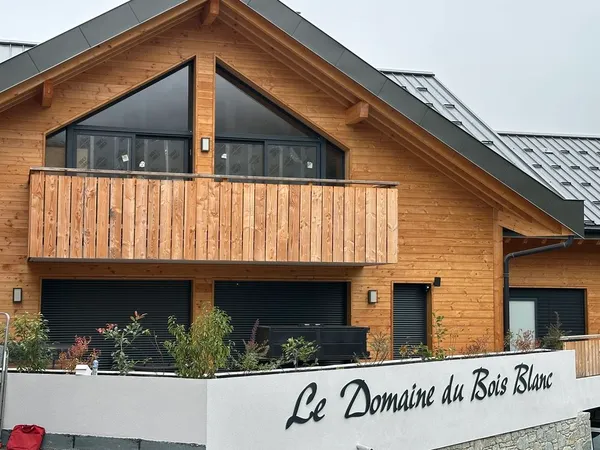 T4 de 96 m2 + 21 m2 utiles en FRAIS DE NOTAIRE REDUIT avec terrasse/cave, casier ski, et 2 parkings 