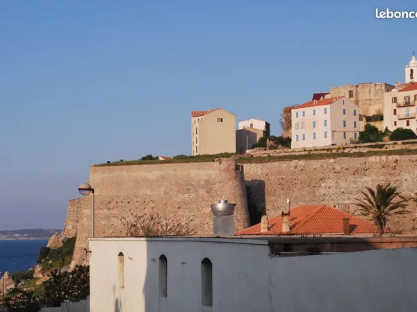 Spacieux duplex au coeur de la citadelle de Calvi