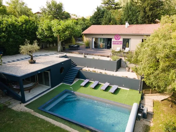 Sur la commune de ROUSSILLON, maison sur deux niveaux, 184m2