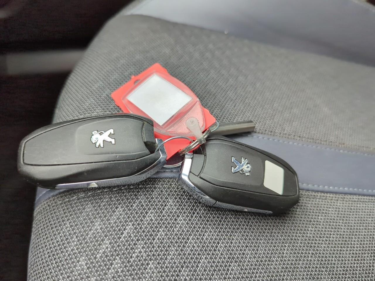 Peugeot 2008 puretech 130 s&s bvm6 allure — photo 29