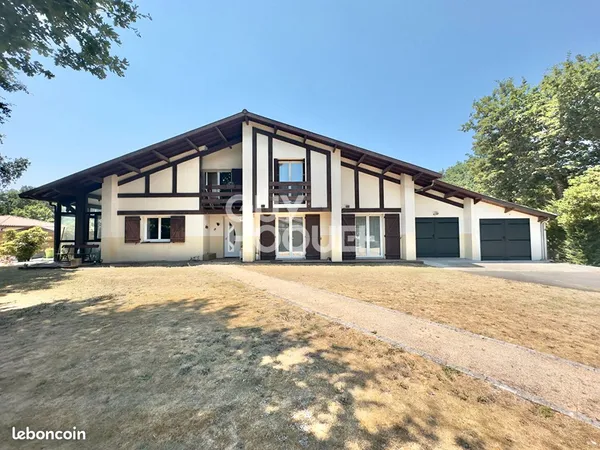 Studio 8 pièces 175 m²