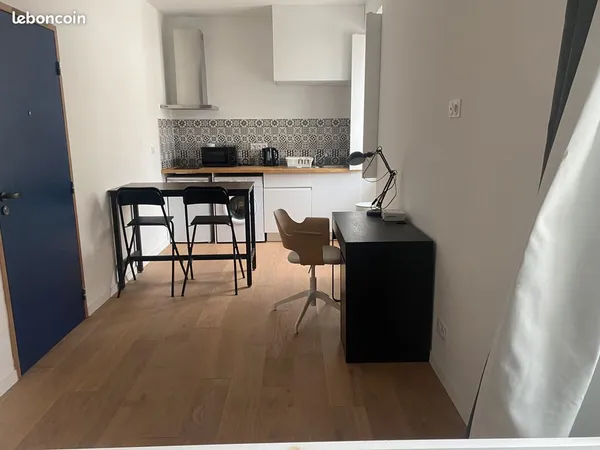 Studio meublé lumineux refait à neuf à louer plein centre, pas de frais d'agence