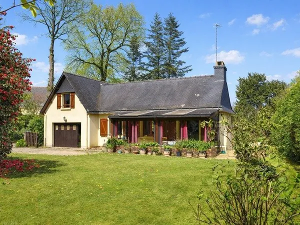 Maison Radenac, 2 chambres plus potentiel sur grand jardin paysagé